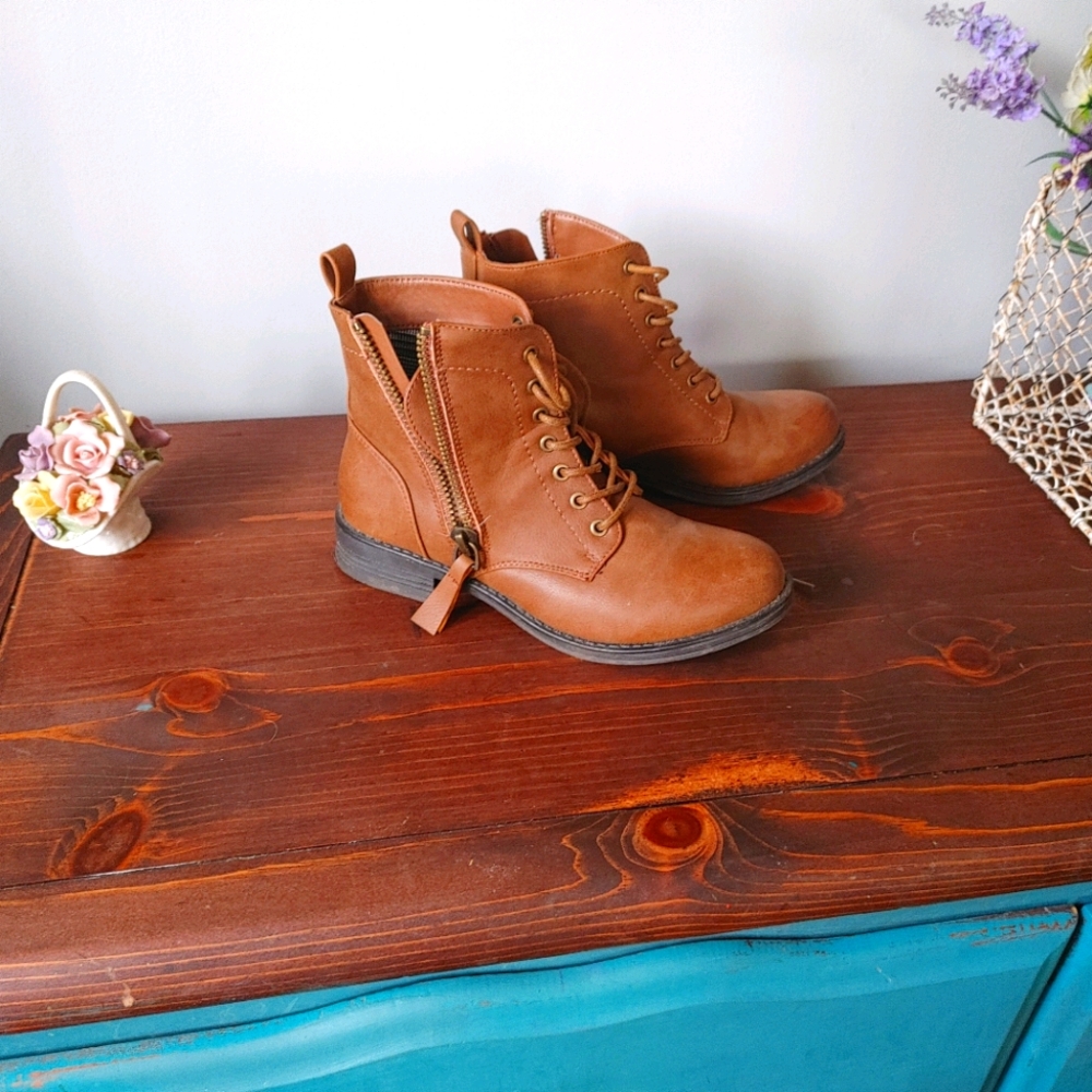 Ladies Size 6 tan/ camel booties